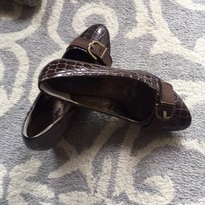 Ladies buckled shoe